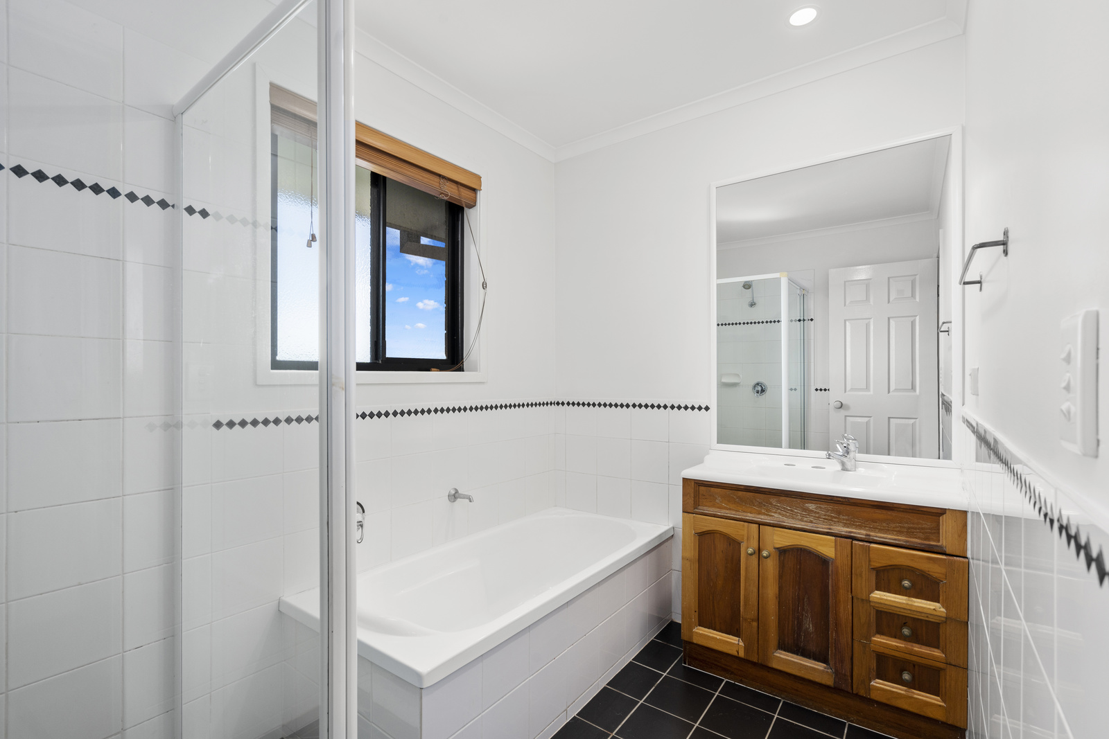 011_Open2view_ID771460-15_Tara_Vista_Blvd