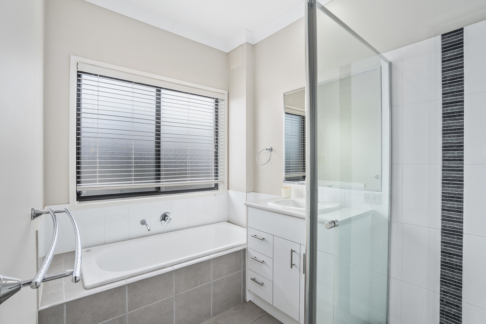 002_Open2view_ID777941-1_Mercure_Place